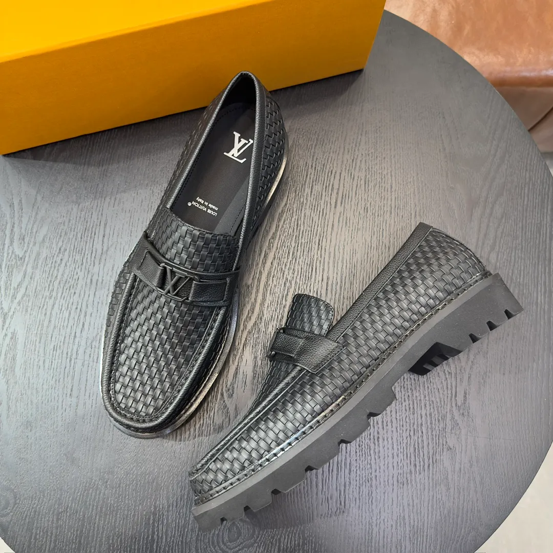 [L Home] P: 820💰 Size: 39-44 (customized at 38.45) Original Lv official website men's casual leather shoes, top-quality original replica, - Upper: 🔝cowhide weaving technology, Nappa cowhide, shoe body sewn with brand logo - Inner: cowhide, foot pad; water-dyed cowhide - Outsole: TPR·rubber foam; two-color molded outsole -Ultra-high quality control and fine workmanship: highlight (high-end, extravagance, class)